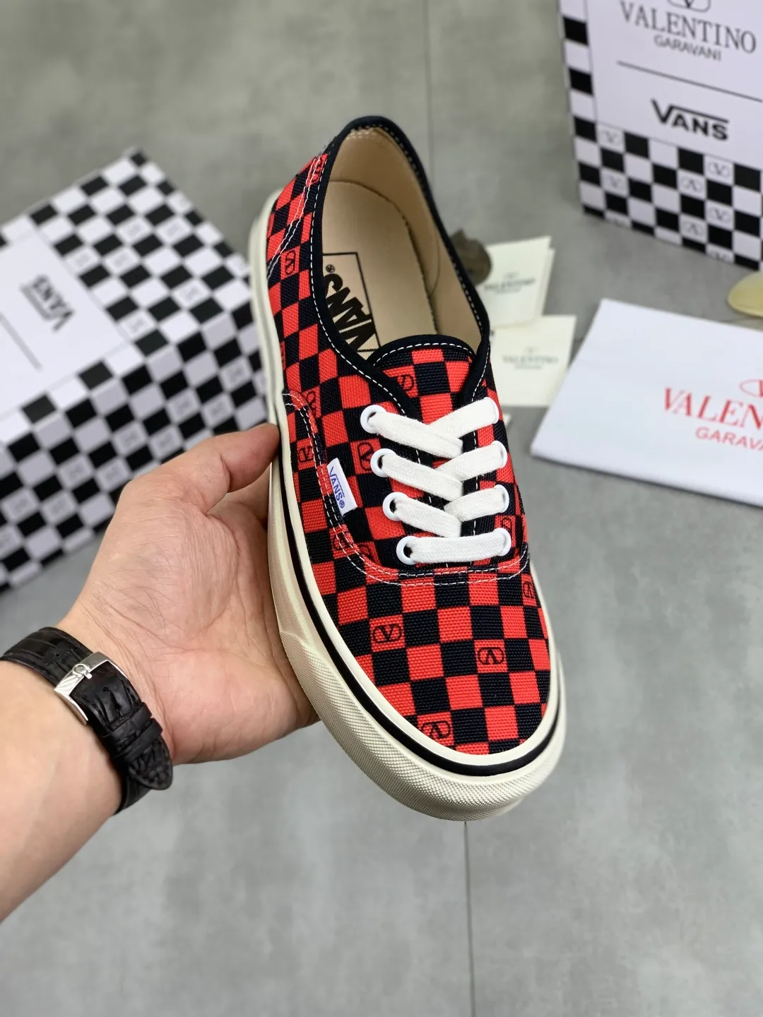 Men's shoes 💰P460 New Valentino❌Wans co-branded Valentino and Vans release new co-branded sneakers, integrating Valentino's Italian high-definition aesthetics and Vans's free and authentic spirit, giving classic shoes a personality that spans the ages. Many stars - Jolin Tsai. Yang Zi. Liu Wen. Ma Baiquan. Choi Soobin. freen. Song Zuer. JJ Lin. zel. Cecilia Cheung. shark. Xin Yunlai...Same style. Female model: 35-42 (41.42 is custom-made and non-refundable) Men's model: 39-46 (45.46 is custom-made and non-refundable)